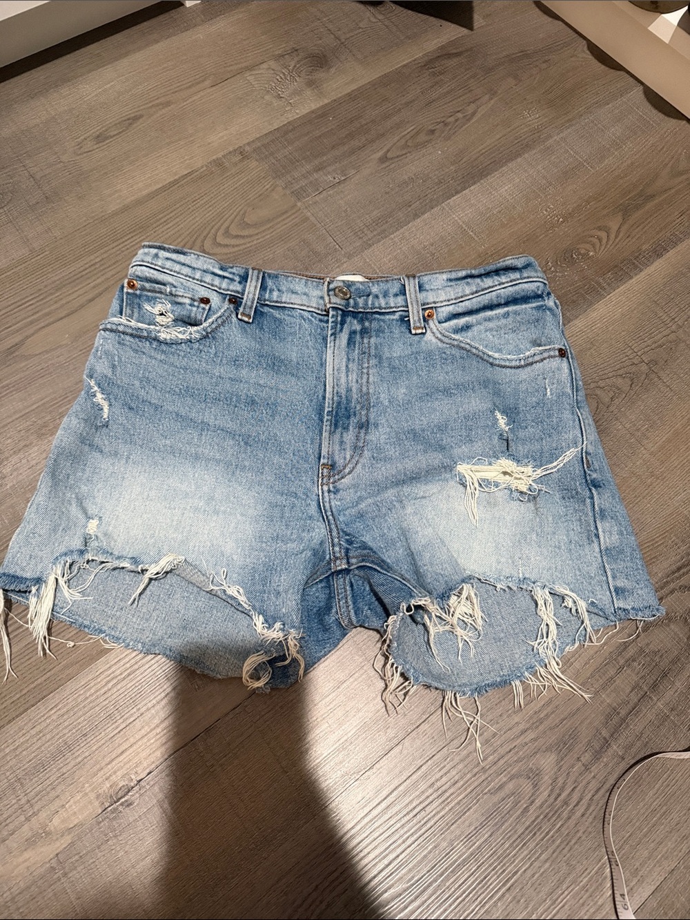 Abercrombie Distressed high rise 4” short